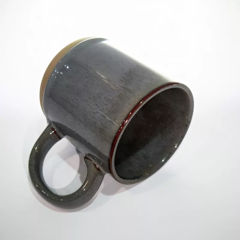 Bidaiarako zeramikazko katilu gris moderno sinplea