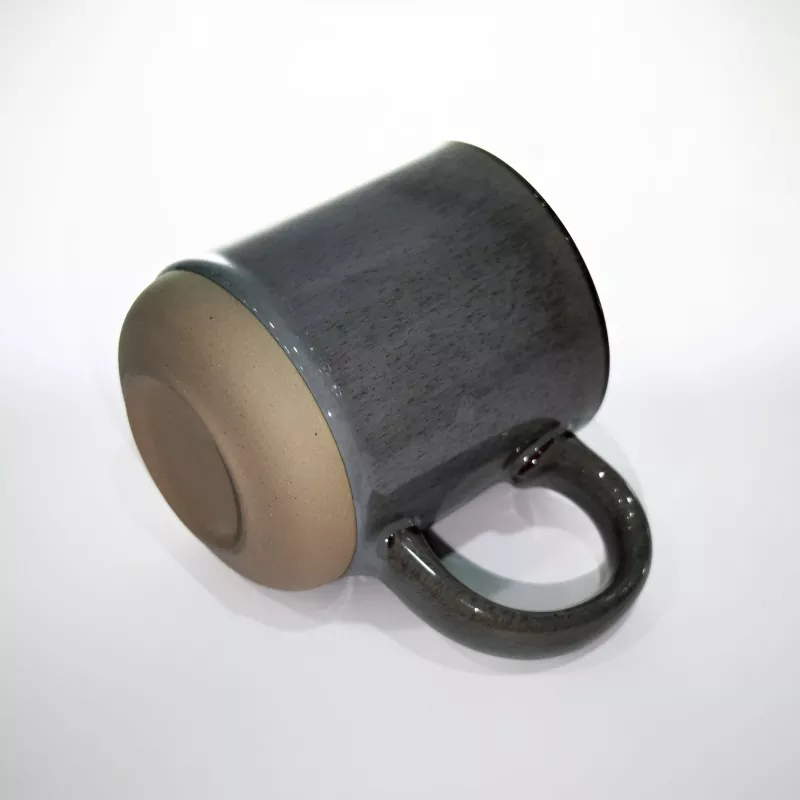 Bidaiarako zeramikazko katilu gris moderno sinplea